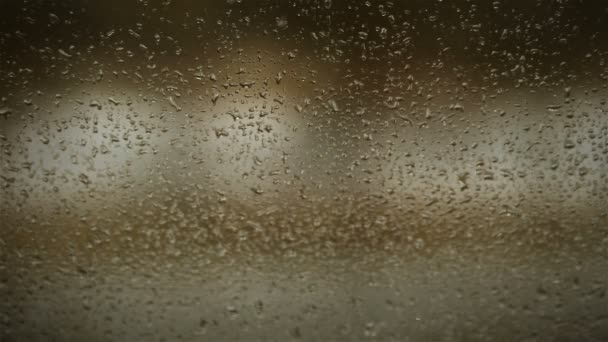 Gotas de chuva sobre o vidro de janela em casa com a noite de fundo de trânsito — Vídeo de Stock