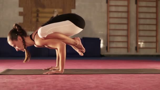 Młoda kobieta elastyczne robi joga dźwig poza — Wideo stockowe