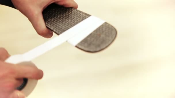 Buz hokeyi oyuncusu teyp bir Hokey sopası bıçak — Stok video