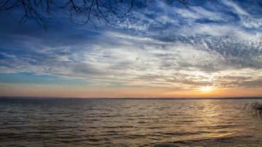 bulutlar üzerinde büyük gökyüzü göl zaman atlamalı görüntüleri çalışıyor.