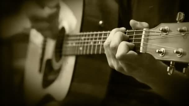 Cantautor (Bardo). cuerdas de guitarra acústica acorde de entrenamiento — Vídeo de stock