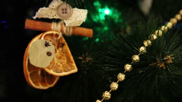 Boże Narodzenie gałęzie z ręcznie naturalny ozdoba — Wideo stockowe