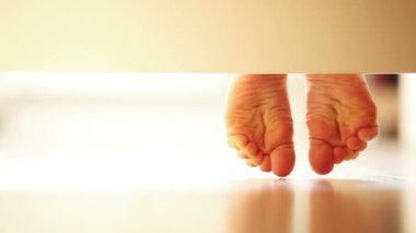 Laminat parke yavaşça ayağa çocuğun çifti: olağandışı underbed görünümü