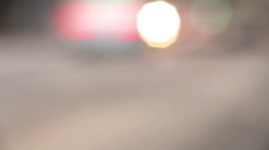 Odaklanmamış mevsimlik şehir trafik ışıkları bokeh