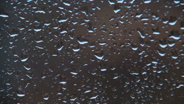 Superficie de vidrio de ventana Inicio con las gotas de lluvia closeup disparar — Vídeos de Stock