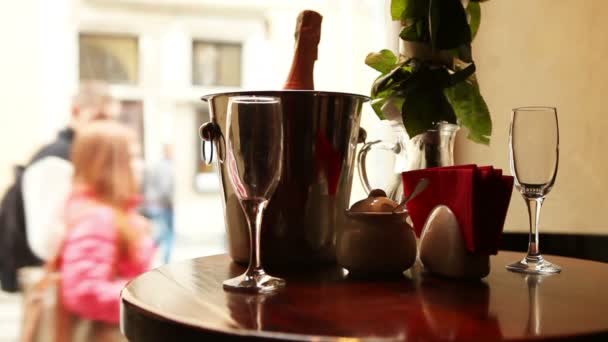 Schattig dating scène. Champagne in emmer met glazen. — Stockvideo