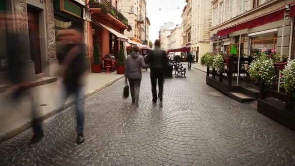 Старый Европейский город, улицы с ходьбой кадры промежуток времени люди — стоковое видео