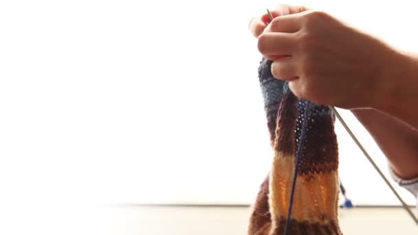 뜨개질 하는 여자: 화창한 날 배경으로 손을 — 비디오