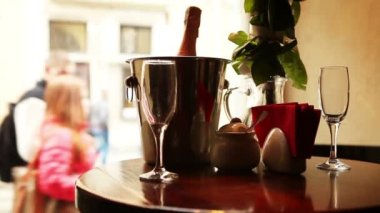 şirin tanışma sahnesi. Şampanya kovası ile gözlük.