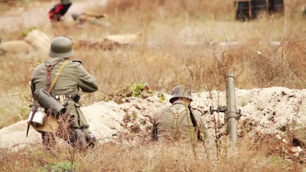 Němečtí vojáci střílet s puškou a Malty v příkopu. světové války starý film film — Stock video