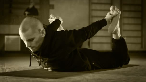 Instructora de yoga muestra piernas ejercicio flexible — Vídeos de Stock