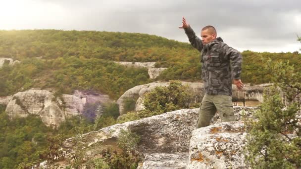 Висока гірська підготовка База: глибокі дихальні вправи — стокове відео