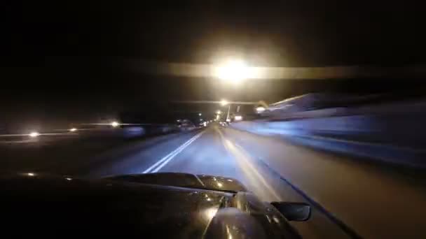 Snabb bil i rörelse på natten road timelapse film — Stockvideo