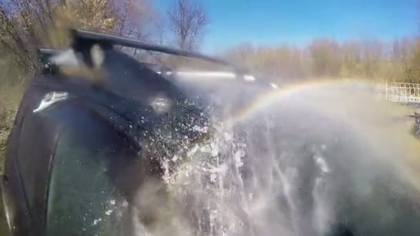 Homme de machine à laver de voiture laver sa voiture au cours du week-end de la campagne — Video