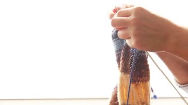 sevimli evim: güneşli gün arka plan ile el örgü kadın