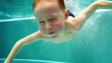 Slowmotion: playfull çocuk dalışlar sıcak kış havuz