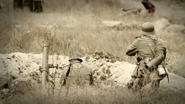 Soldados alemães atirando com um rifle e argamassa na trincheira. filme de filme antigo da segunda guerra mundial — Vídeo de Stock