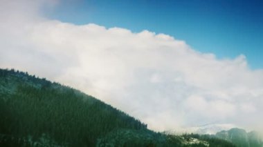 Tatra Dağları: bulutlar üzerinde mavi gökyüzü ile tops