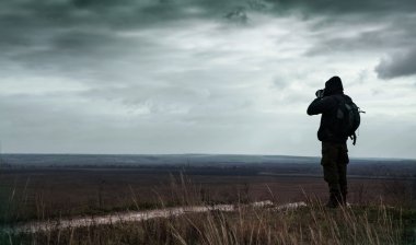 Yalnız doğa fotoğrafçısı manzara çekimleri