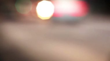 Odaklanmamış mevsimlik şehir trafik ışıkları bokeh
