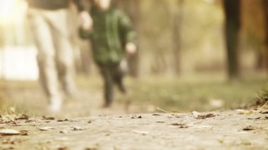 babası ile küçük oğlu parkta koşu