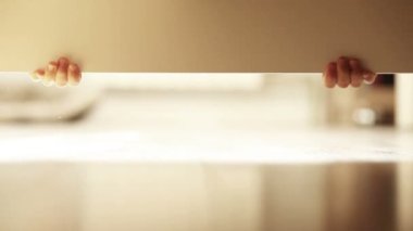 neşeli küçük çocuk bakış yatağın altında ve içtenlikle gülümseyen