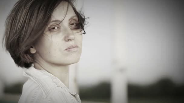 Smutný hezká žena portrét na větrné ulici — Stock video