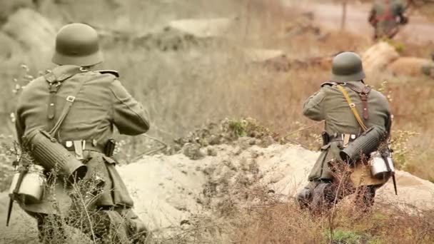 ナチスの兵士のライフルと海溝におけるモルタルで撮影します。第二次世界大戦古い映画 — ストック動画
