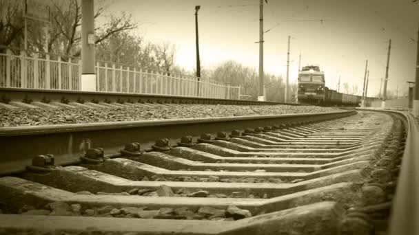 Uzun Sovyet dönemi yük treni varış — Stok video