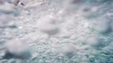 Hava kabarcıkları su altında arka plan büyük miktarda