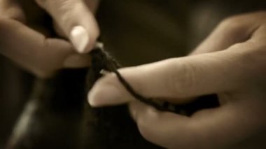 kadın parmakları ile Fransız manikür örgü