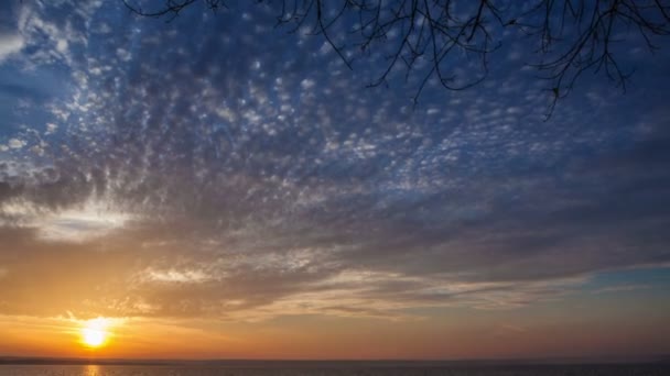 Exécution des nuages sur les images de laps de temps grand ciel — Video