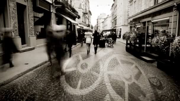 유럽 도시 사람들이 시간 경과 시계 메커니즘 개념으로 이동 거리 — 비디오