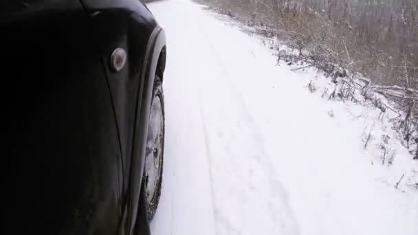 Zimą drogi samochodowe przednich kół ekstremalna jazda wideo — Wideo stockowe