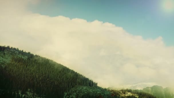Tatra gebergte: wolken boven de toppen met blauwe hemel — Stockvideo