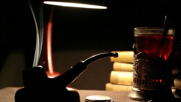 NKVD kabinet. rookpijp, glas thee en bureaublad lamp — Stockvideo