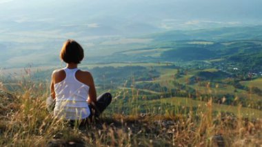 genç kadın dağın tepesinde meditasyon yaptım.