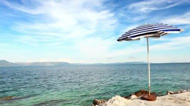 Hırvat sahilde yalnız beach retro tarzı şemsiye