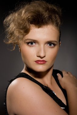 Siyah elbiseli kız.