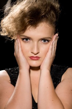 Siyah elbiseli kız.