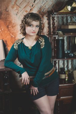 kadın bir vintage iç ile bir odada