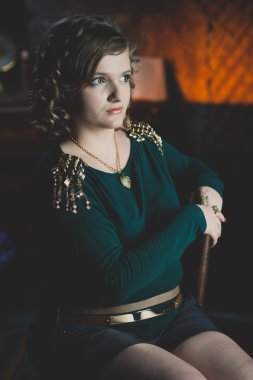 kadın bir vintage iç ile bir odada oturuyordu