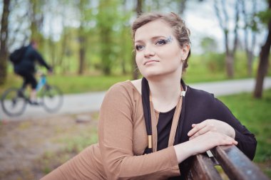 bir bankta oturan genç kız