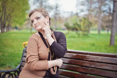 bir bankta oturan genç kız