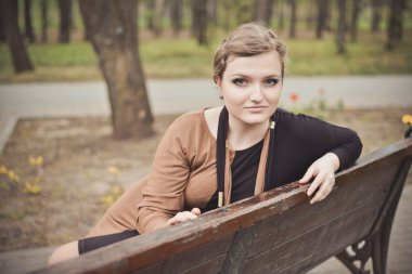 bir bankta oturan genç kız