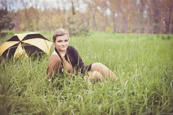 草の上に座っている女の子 — ストック写真
