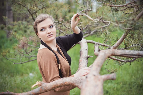 Chica posando en el parque cerca del árbol —  Fotos de Stock