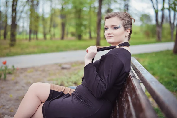 Bir bankta oturan genç kız — Stok fotoğraf