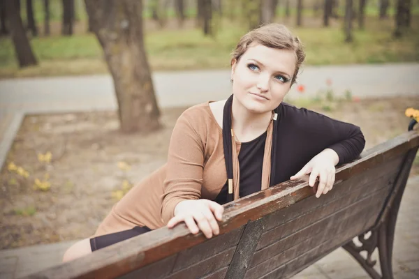 Bir bankta oturan genç kız — Stok fotoğraf