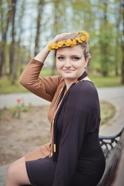 Başında sarı çiçek çelenk ile kız — Stok fotoğraf